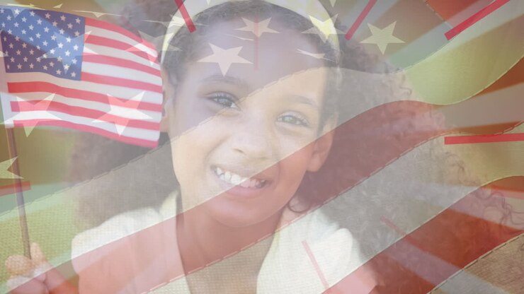 Animazione di bandiera americana e strisce rosse su una ragazza sorridente che tiene la bandiera degli Stati Uniti.