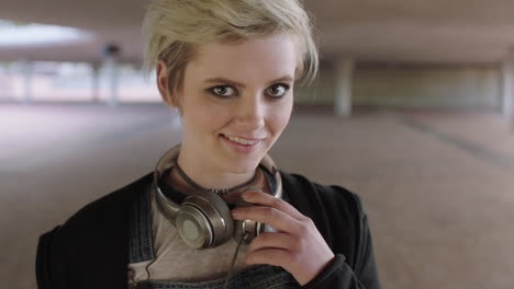 retrato de una mujer estudiante de moda sonriente con auriculares alternativa feliz