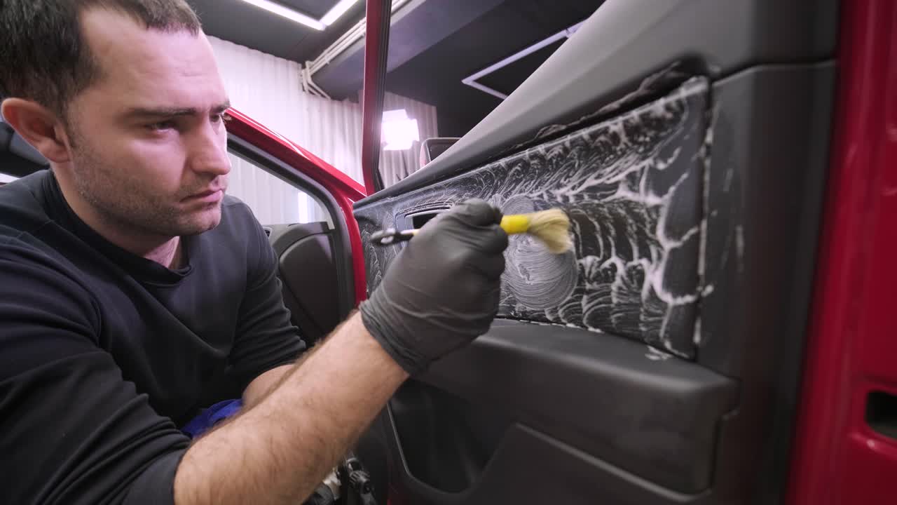limpieza profesional de automóviles. lavado de sars. detalles interiores. limpieza en seco y detalles del interior de un automóvil. limpeza profunda de asientos. limpeza de espuma en el lavado de automóviles; limpieza del panel del automóvil del polvo. una aspiradora