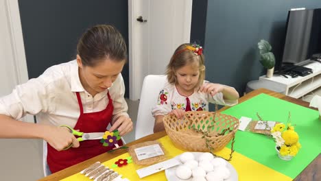 madre e hija haciendo artesanías de pascua