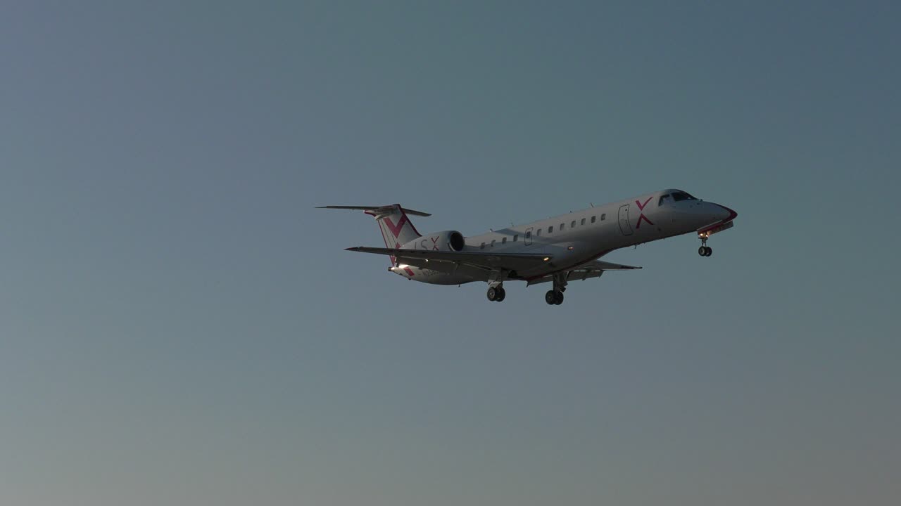 небольшой частный самолет приземляется в аэропорту