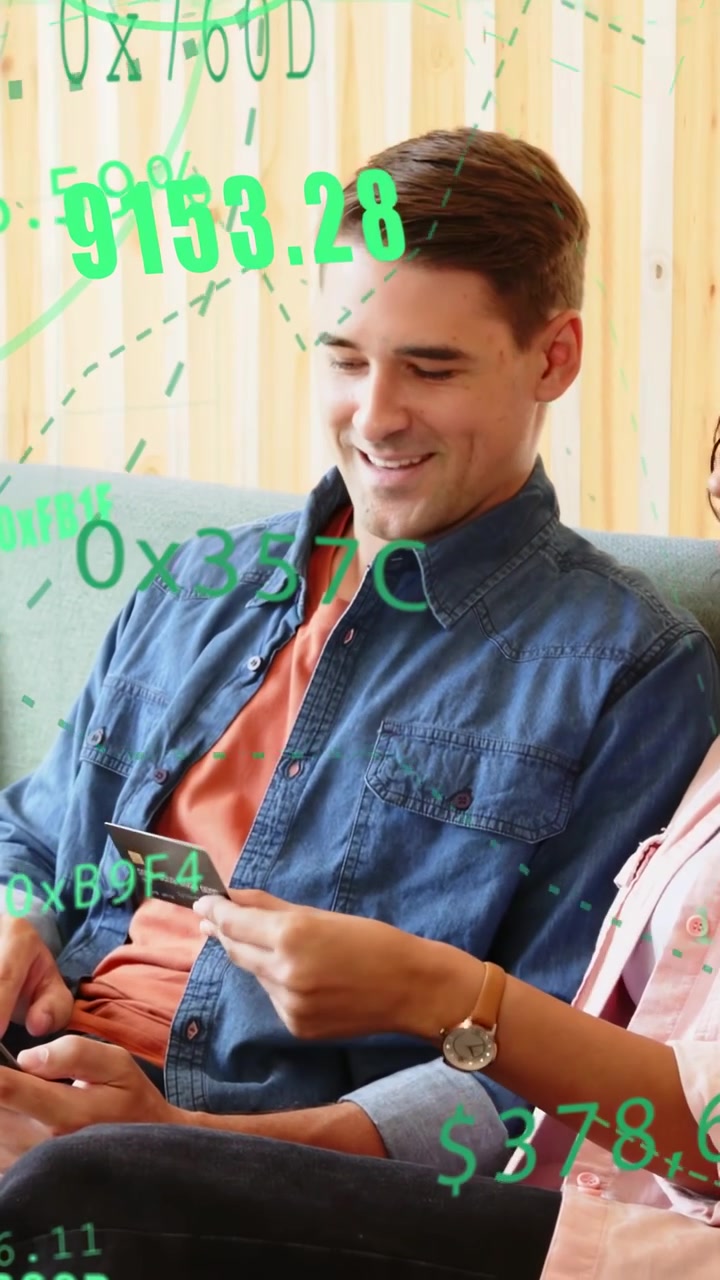 Video verticale: Donna che tocca il telefono generando un'interfaccia tecnologica verde in sovrimpressione, mentre un uomo controlla la carta per pagare, sorridendo.