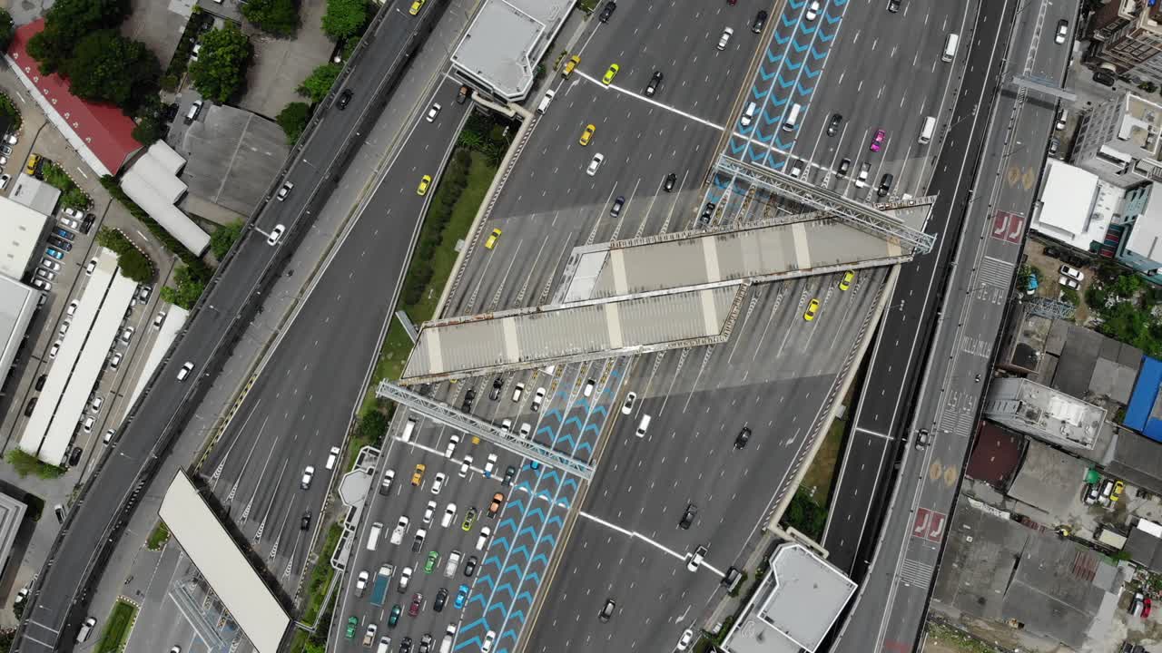 vista de arriba de la autopista, el tráfico vial es una infraestructura importante