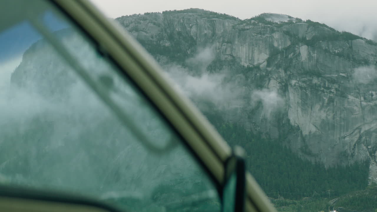 구름 이 인상적 인 바위 면 을 따라 굴러간다
