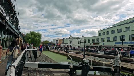 gente caminando por el canal en camden