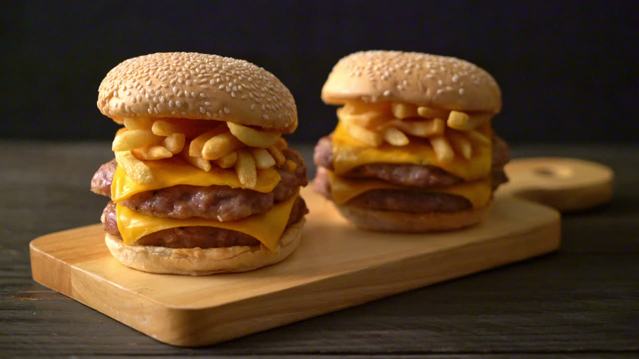 hamburguesa de cerdo o hamburguesa de cerdo con queso y patatas fritas
