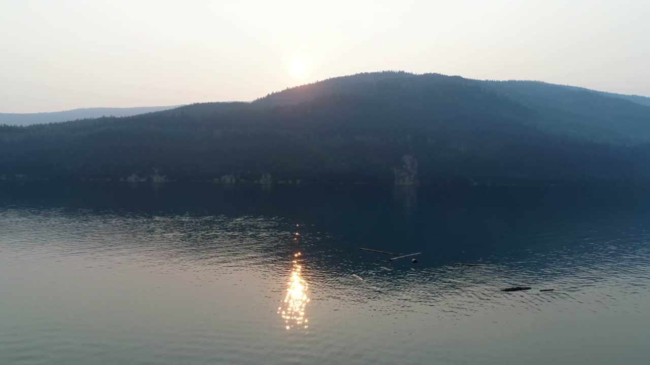 호수 근처에서 아크로요가를 연습하는 여성 4k