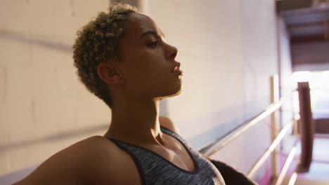 Vista-Cercana-De-Una-Mujer-En-Forma-En-Un-Gimnasio-De-Boxeo