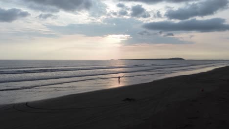 cuando los jóvenes van a la playa la vida comienza y la relajación llega