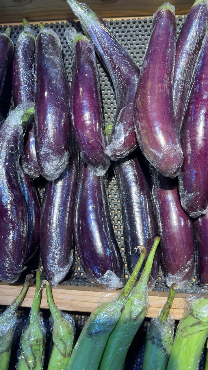 Terong Ungu Segar dan Paprika Hijau Dipajang