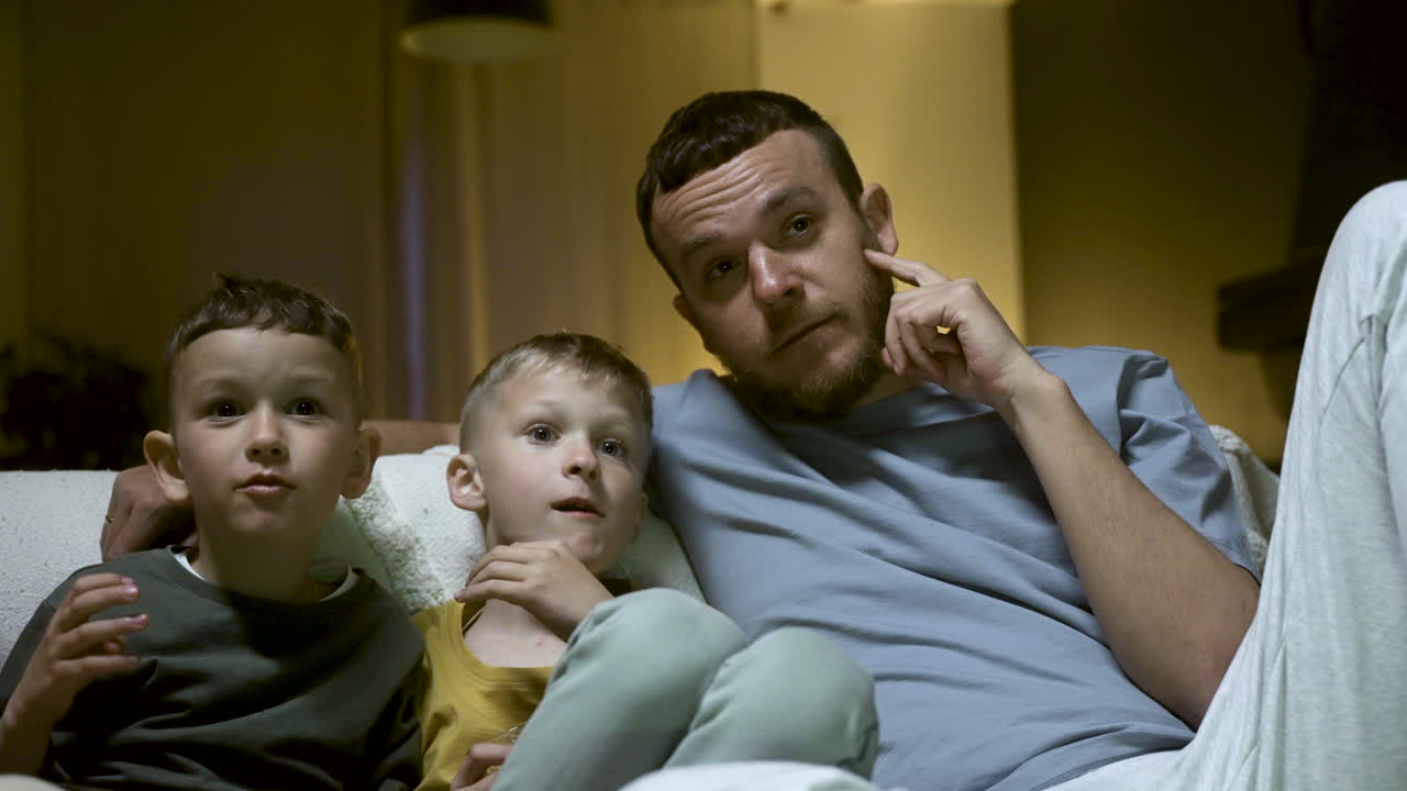 영화를 즐기는 아이들