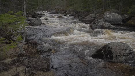 Río-Loco-En-Noruega.-Camara-Lenta