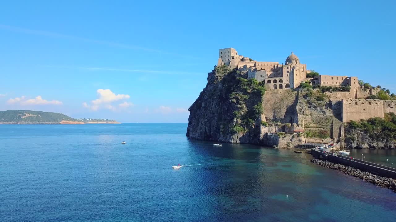 이탈리아 이스키아에 있는 아라곤 성의 드론 영상