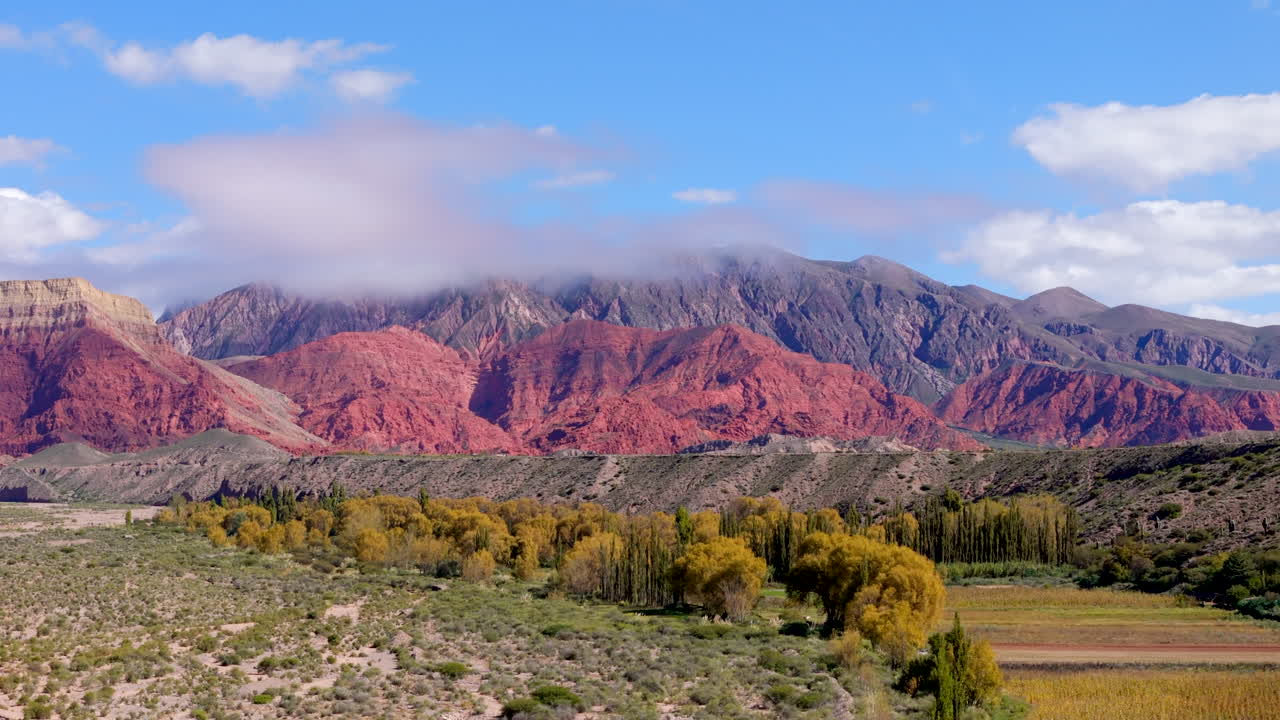 las hermosas cadenas montañosas coloridas en jujuy, argentina, en un día soleado en las montañas andinas