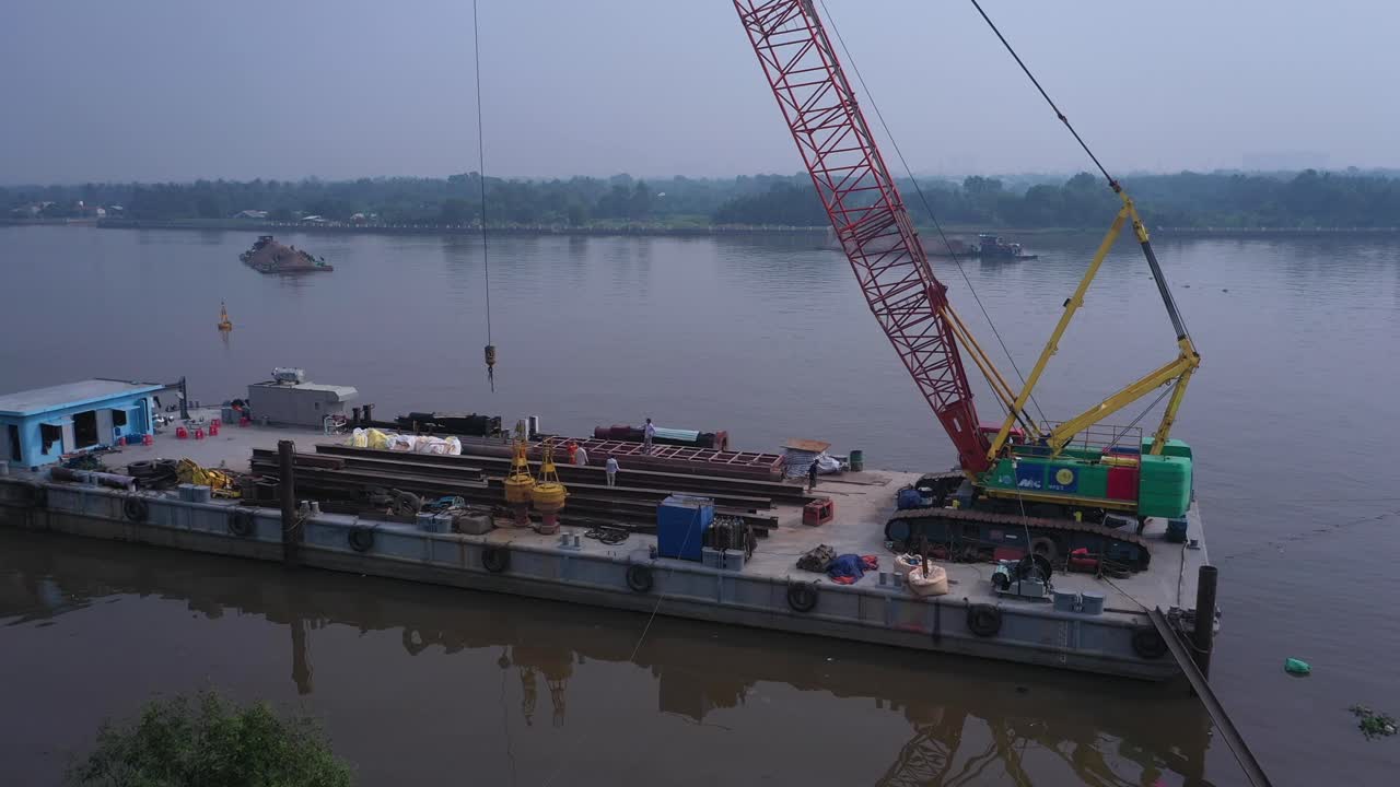 vuelo aéreo a equipos de dragado y trabajadores en una barcaza en el río saigón en la ciudad de ho chi minh, vietnam