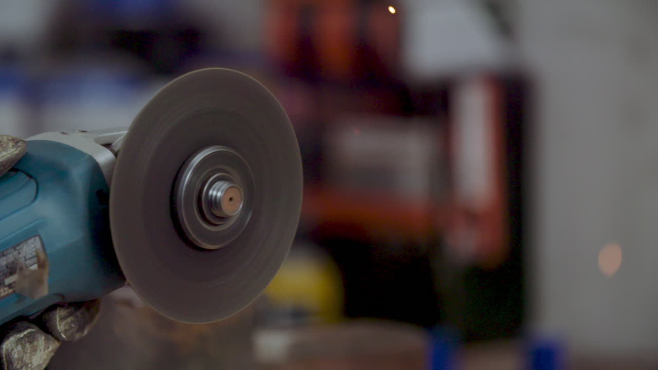 톱 그라인더가 있는 슬로우 모션 절단 금속