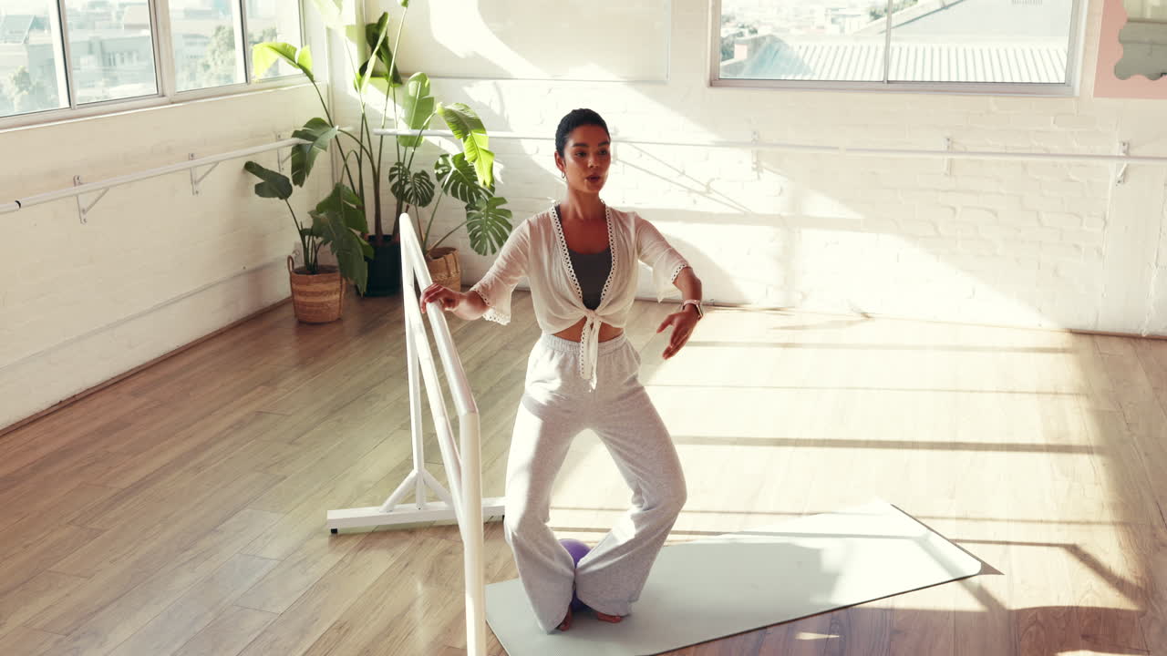 mujer bailando en estudio