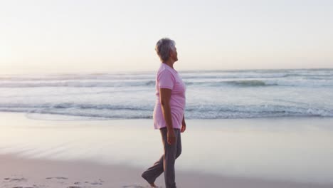 Ältere-Afroamerikanische-Frau,-Die-Am-Strand-Spaziert