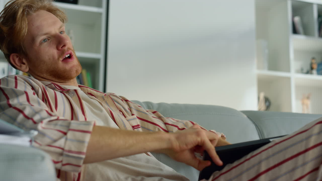 un hombre de negocios cansado cerrando su computadora portátil. un freelance feliz descansando después del trabajo.