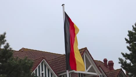 Deutsche-Flagge-Im-Wind-An-Einem-Kalten-Regnerischen-Tag-Mit-Grauen-Farben