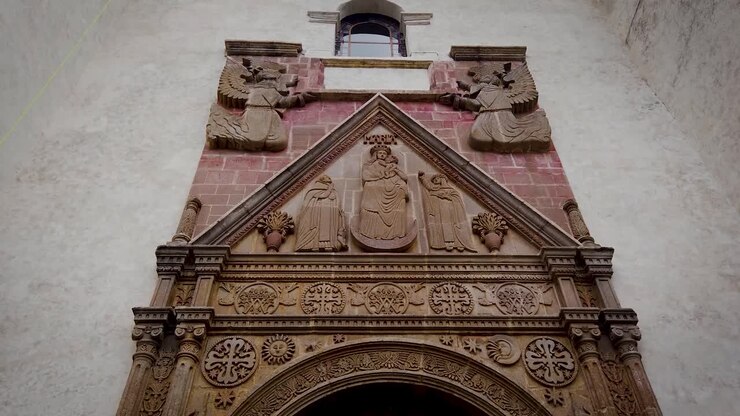 Inquadratura dal basso della facciata della Parrocchia della Natività di Maria a Tepoztlán, Messico.