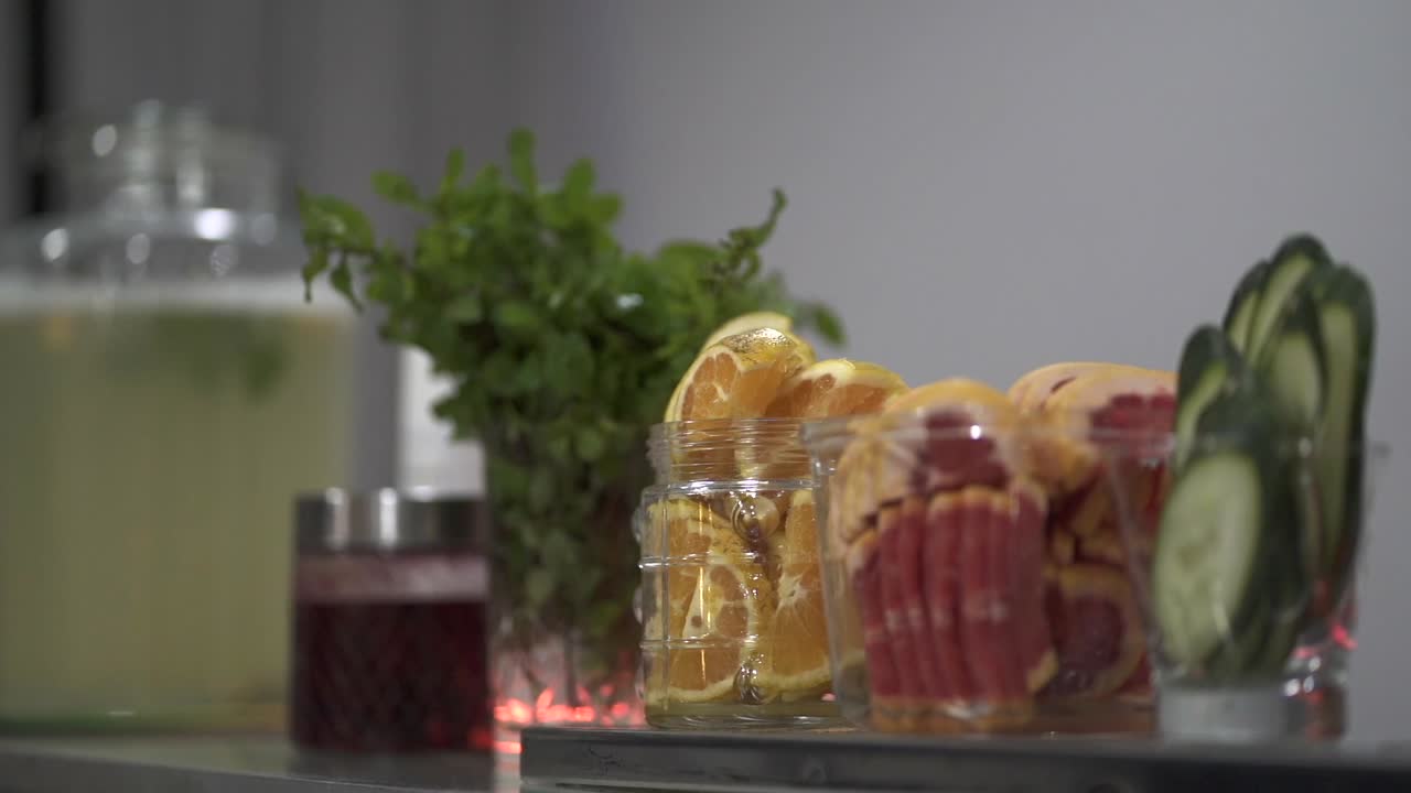 frutas y hierbas frescas en un mostrador de bar, listas para la preparación de cócteles