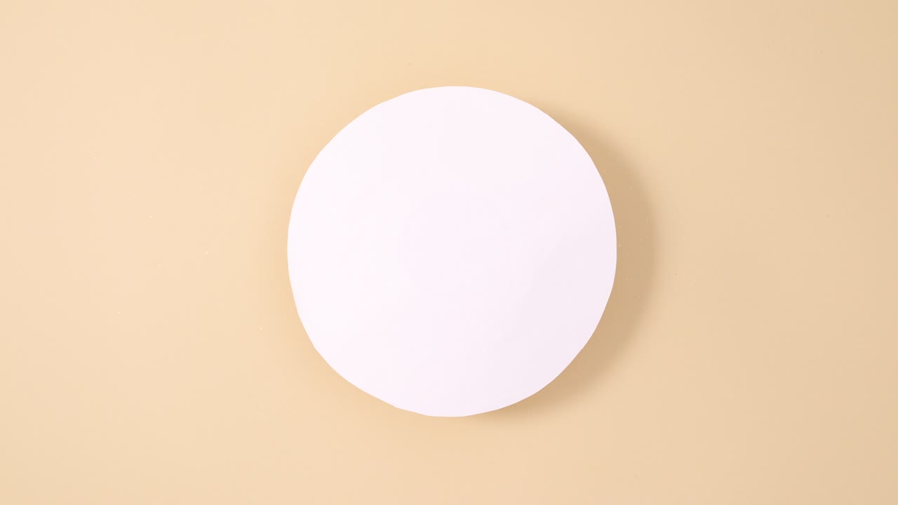 los huevos dorados y blancos de pascua aparecen bajo el círculo de la nota de la tarjeta de papel en fondo desnudo.