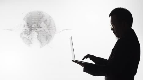 silueta de un hombre de negocios o programador informático que resuelve con éxito un problema global
