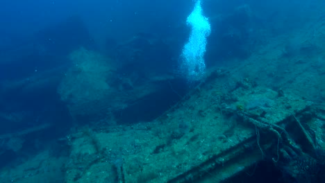 Bubbles-emerge-from-vertical-shaft-on-the-bow-of-deep-shipwreck