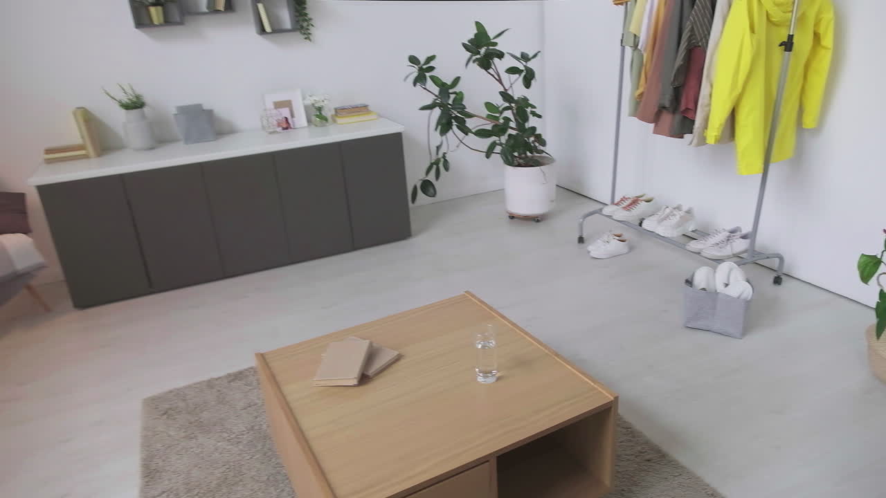 집에서 몸짓을 하고 물을 마시는 사람