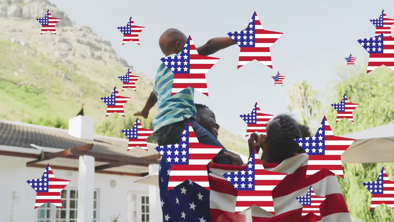 animación de estrellas con la bandera de los estados unidos de américa ondeando sobre una familia afroamericana sonriente