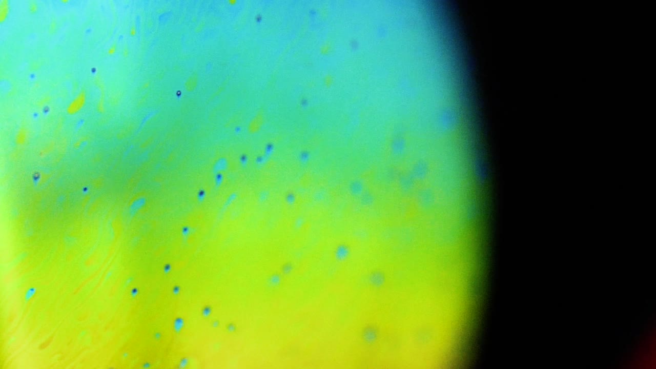 현미경 관점을 통해 매크로 세계의 색상을 보여주는 비누 풍선의 4k 안정적인 샷