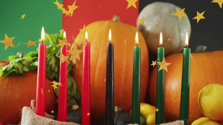 Animazione di stelle dorate su candele Kwanzaa e zucche
