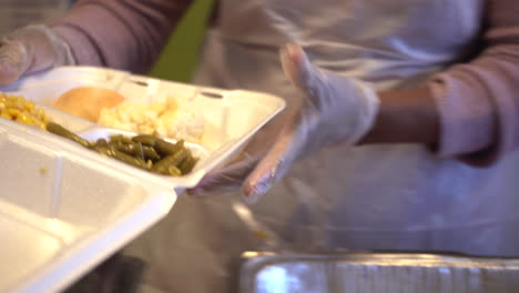 sirviendo una deliciosa cena de acción de gracias a la comunidad