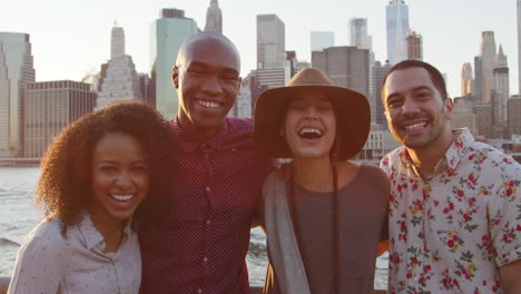 Retrato-De-Amigos-En-Frente-Del-Horizonte-De-Manhattan-Al-Atardecer