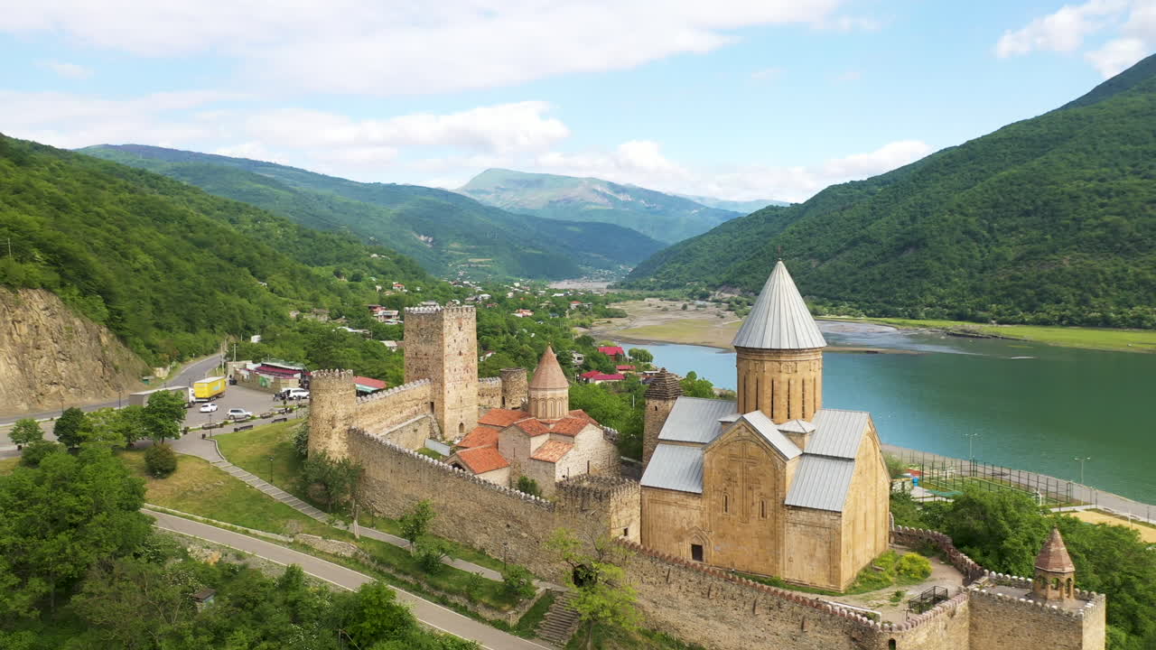 toma de drones del castillo y la catedral de annanuri en el camino a gudauri