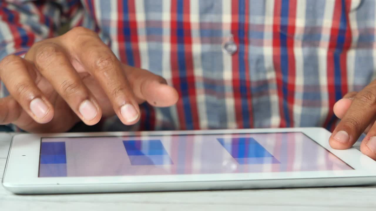 hombre usando una tableta