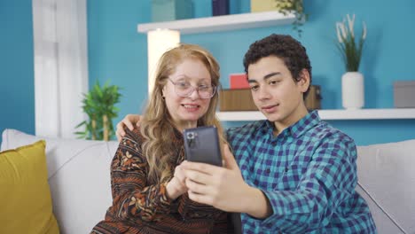 Mutter-Und-Sohn-Chatten-Per-Video-Auf-Dem-Smartphone.