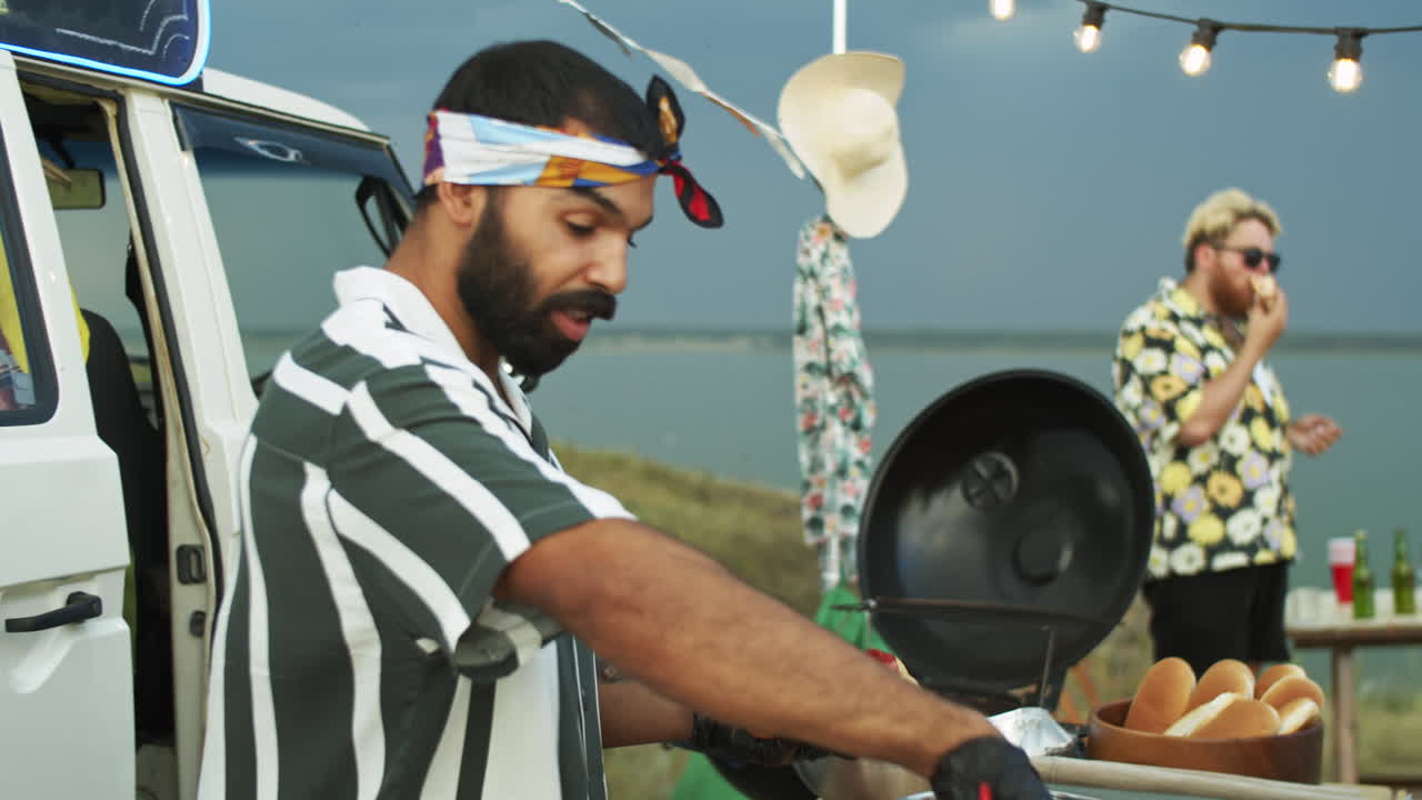 アフリカ系アメリカ人のカップルがフードトラックでホットドッグを買っています