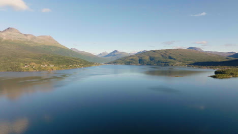 el sol alto y las aguas brillan, un mundo tranquilo, un sueño atemporal