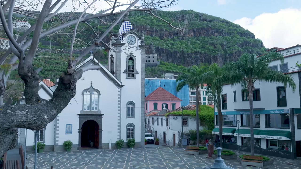 Madeira'da Manzaralı Bir Kasaba Meydanında Tarihi Kilise