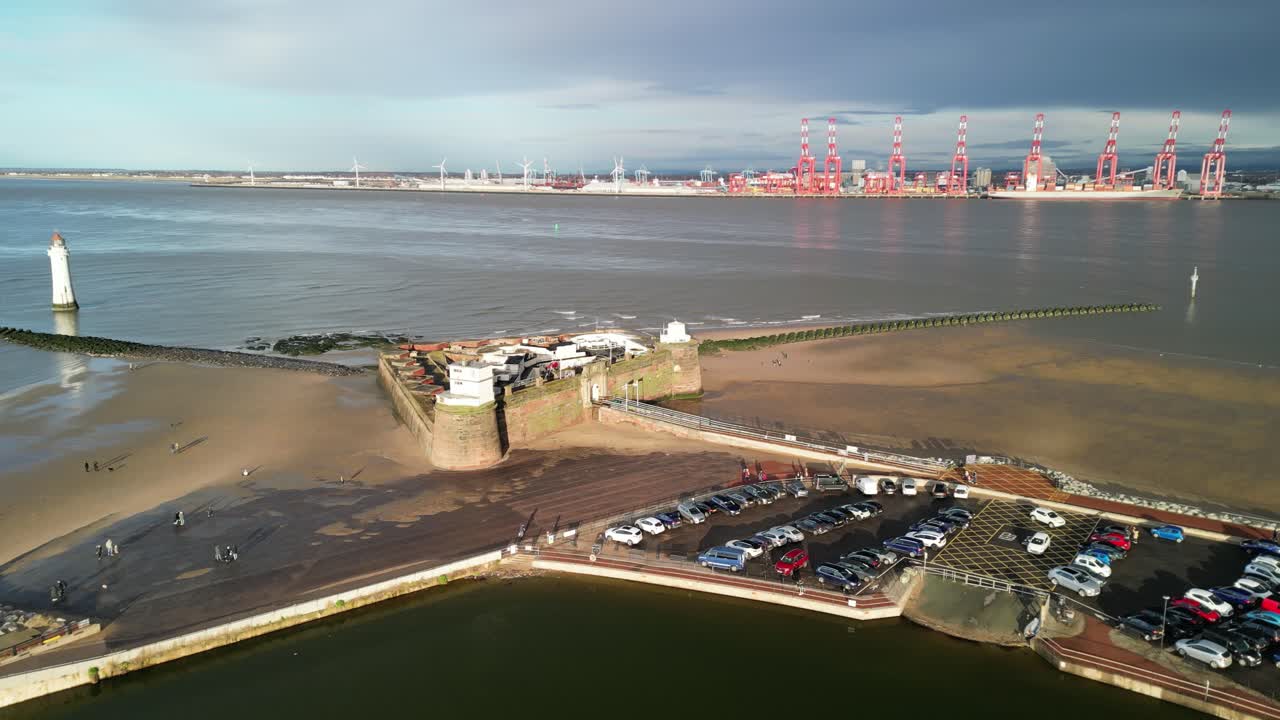 fort perch rock, new brighton, river mersey, wirral - drone aéreo en el sentido de las agujas del reloj, liverpool waterfront revela en una soleada tarde de invierno 08