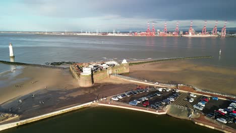 Fort-Perch-Rock,-New-Brighton,-River-Mersey,-Wirral---Luftdrohne-Im-Uhrzeigersinn,-Ufergegend-Von-Liverpool-Enthüllt-An-Einem-Sonnigen-Winternachmittag-08