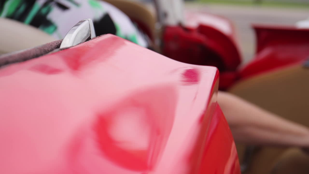 빈티지 골동품 컨버터블 자동차 문은 쿠바 하바나에서 닫힙니다.