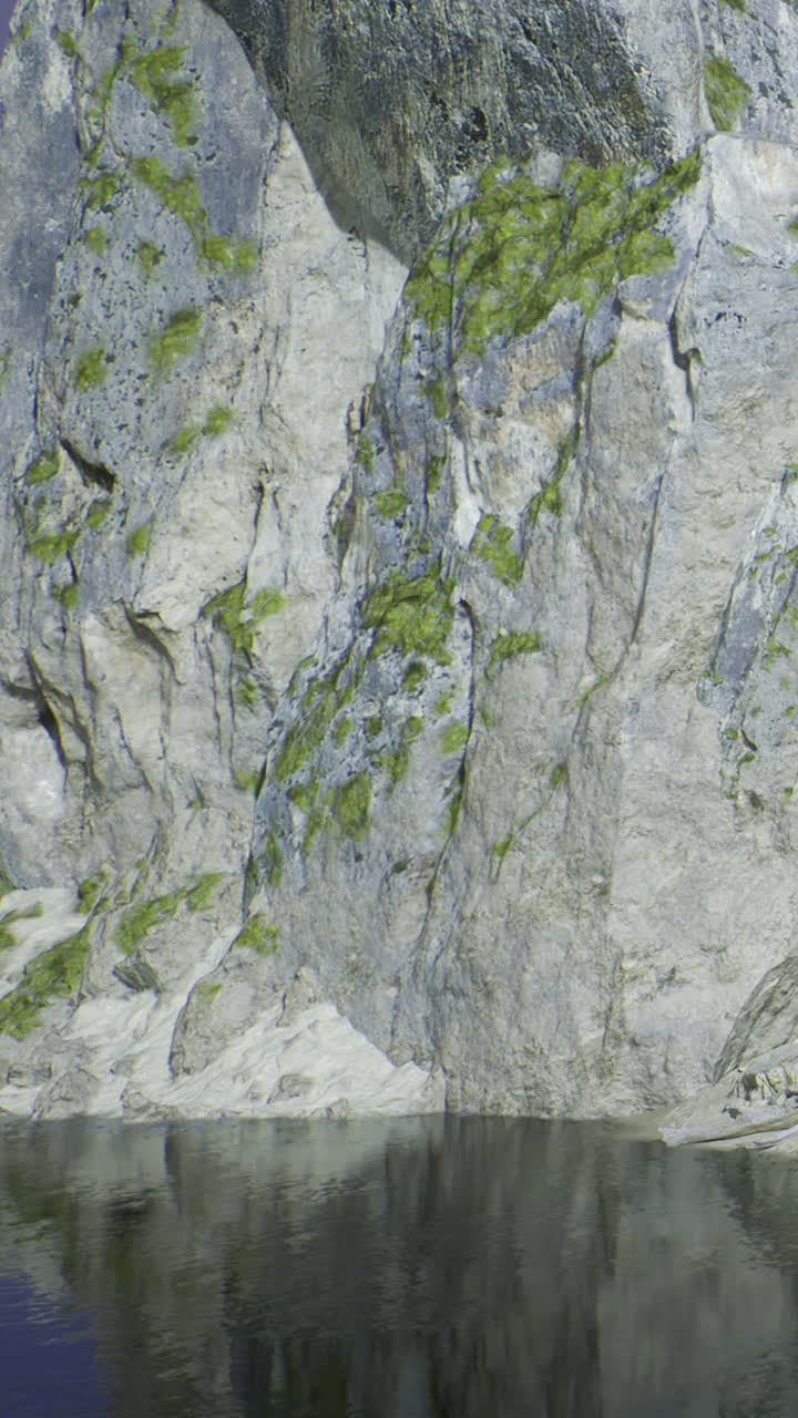 Formazione rocciosa e riflesso nell'acqua in un contesto paesaggistico naturale.