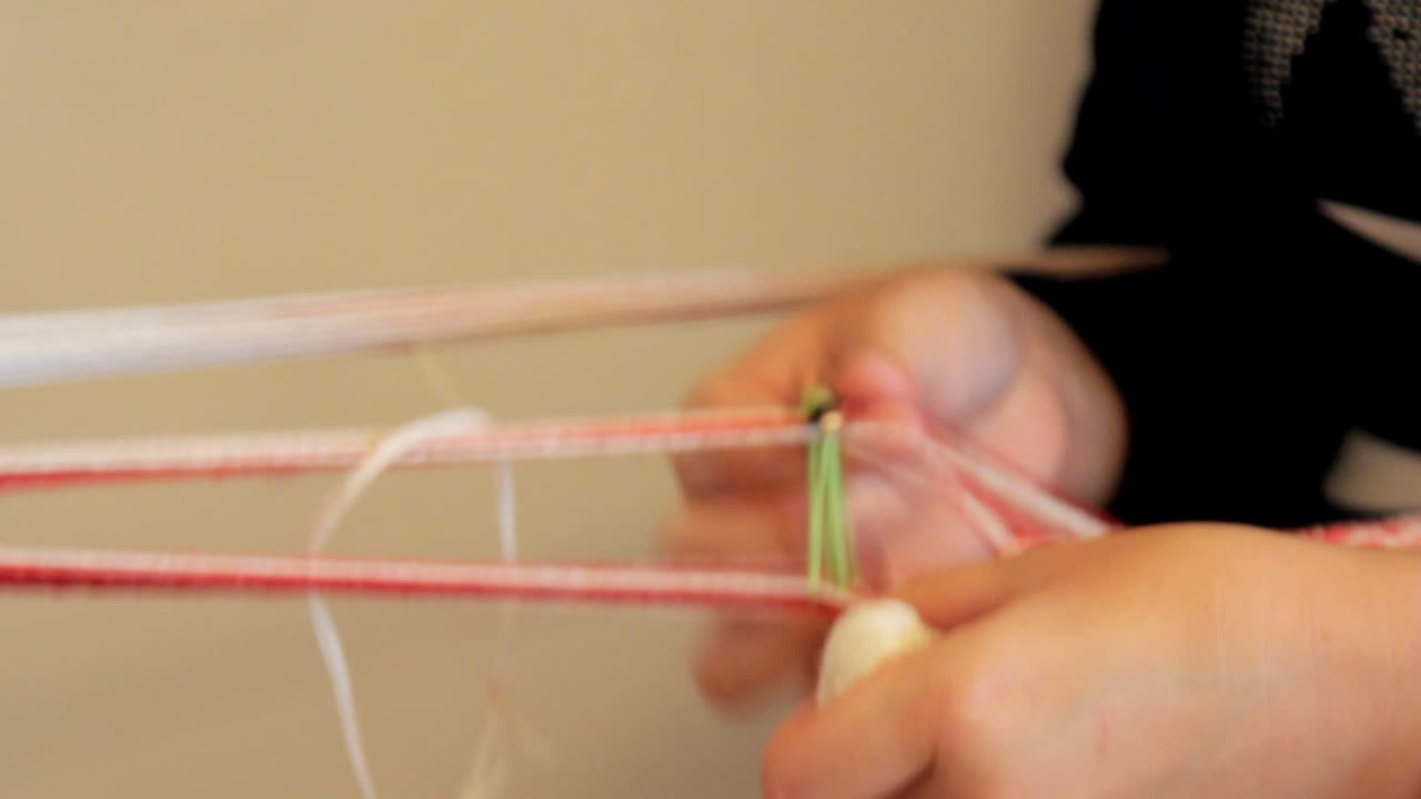 손으로 짜는 과정. 손 도구로 천을 짜는 과정. 섬유 제조