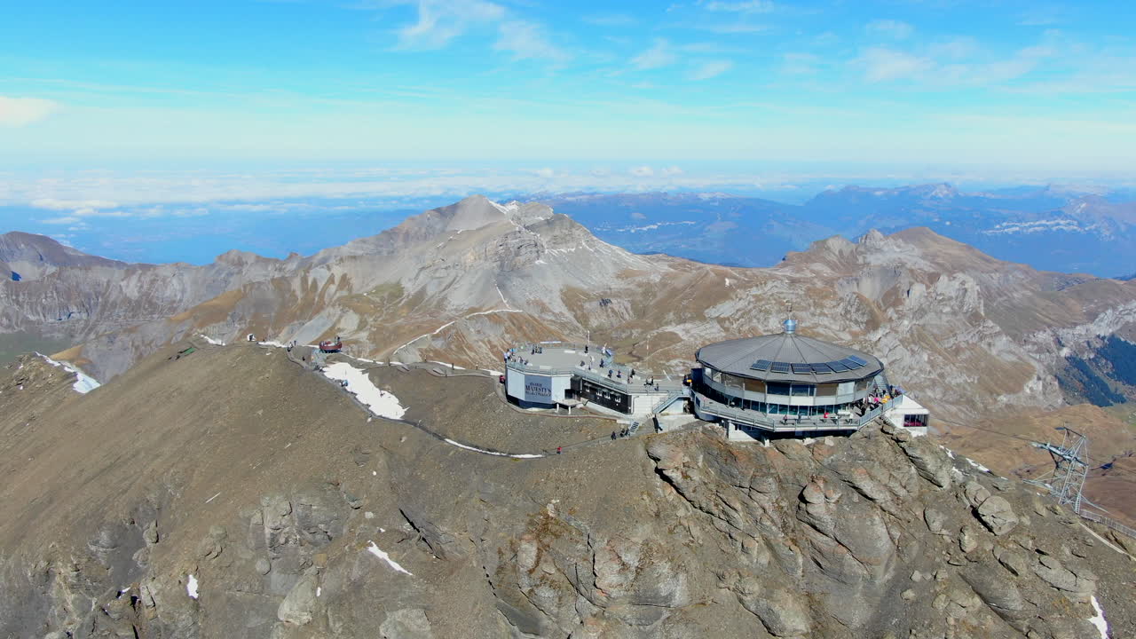 날아다니는 schilthorn piz gloria: 역 위를 돌아다니며 화려한 산과 스위스 가을 풍경을 바라보고 있습니다.