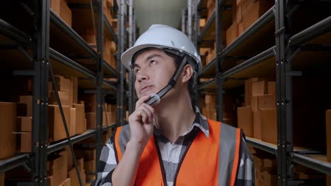 trabajador de almacén contemplando