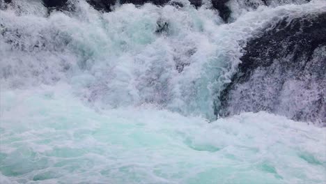 Agua-Del-Río-De-Montaña-Con-Primer-Plano-En-Cámara-Lenta