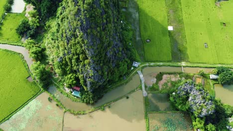 Drone-Top-Down-View-on-Limestone-Mountains-in-Ninh-Binh,-Vietnam